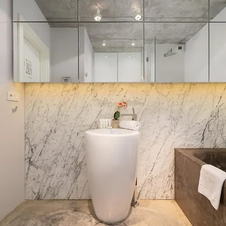 Modern And Elegant With Bathtub In Cracow Center By Renters